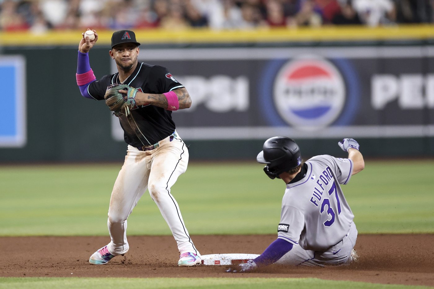 Gurriel doubles in 9th to drive in winning run, Diamondbacks hand Rockies 6th straight loss | iNFOnews.ca