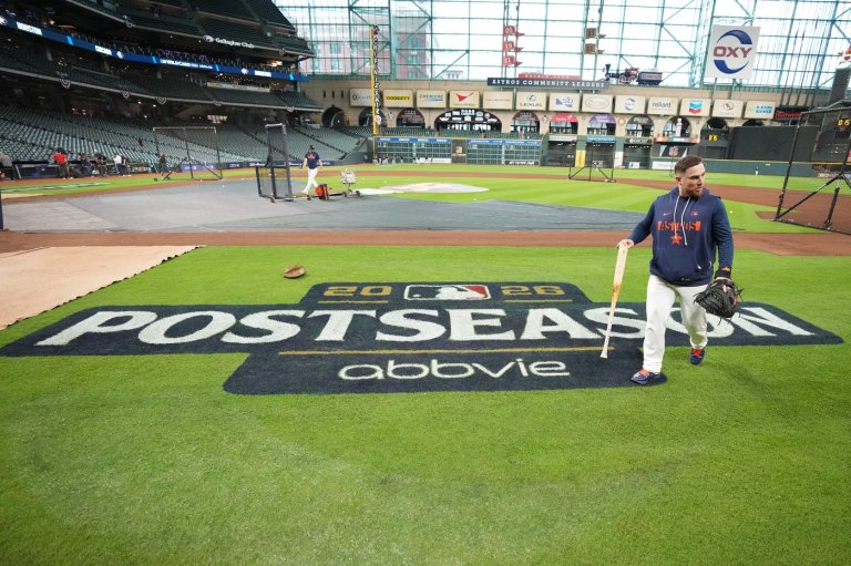 Sparse crowd, empty seats greet .500 Astros for wild-card opener vs White Sox | iNFOnews.ca