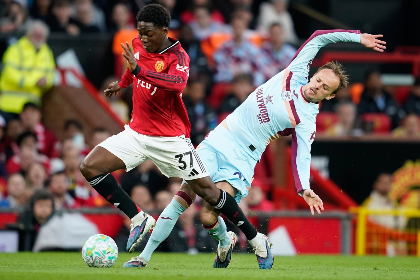 Man United midfielder Kobbie Mainoo signs five-year contract | iNFOnews.ca
