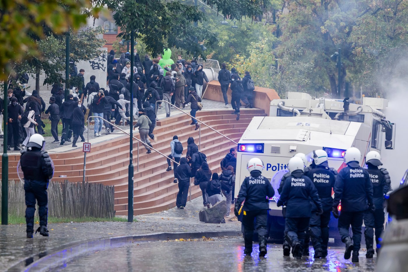 Police and masked protesters clash in Brussels as anti-austerity rally disrupts city | iNFOnews.ca Police and masked protesters clash in Brussels as anti-austerity rally disrupts city | iNFOnews.ca