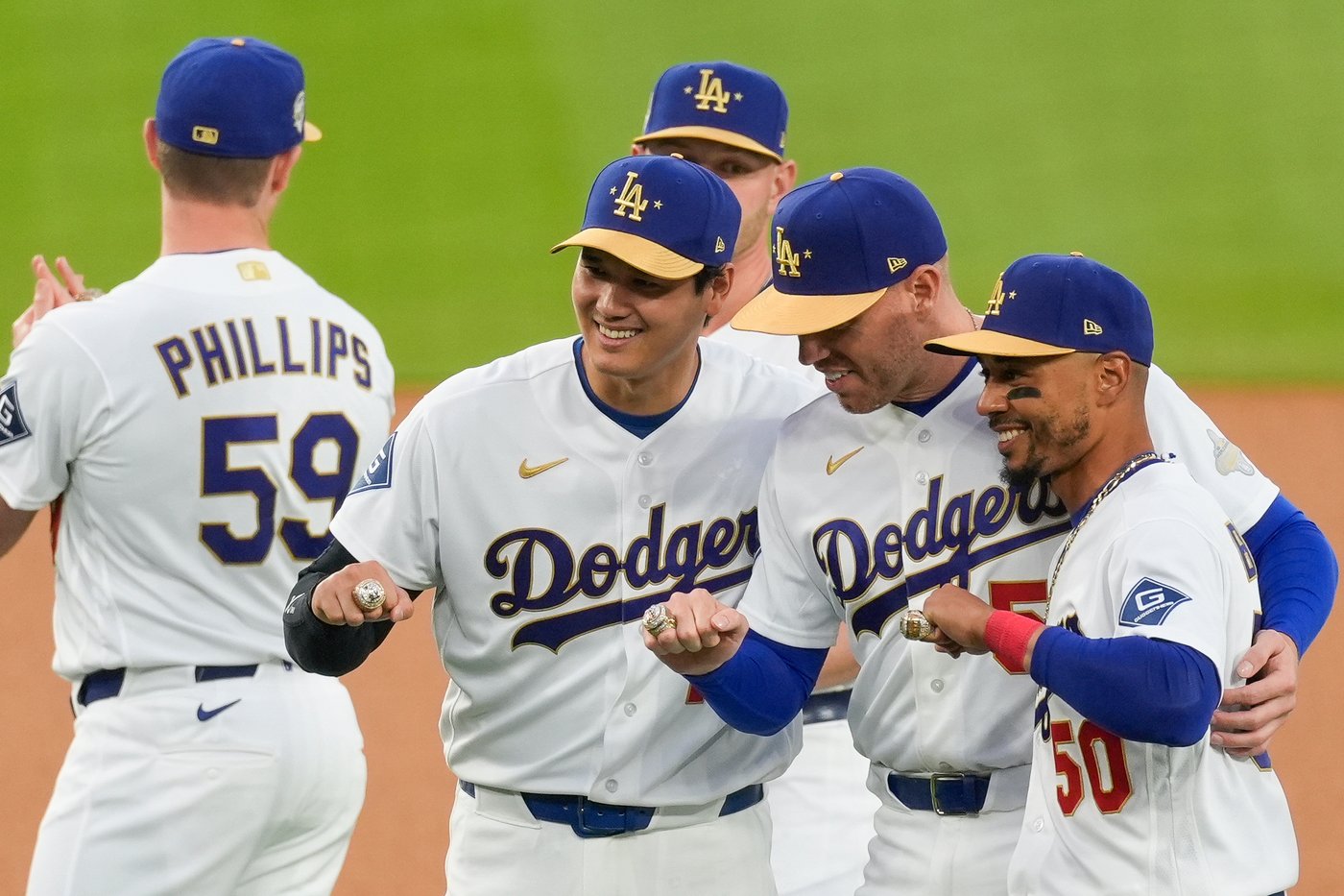 Put a ring on it: Dodgers receive glittering World Series jewelry to mark back-to-back titles | iNFOnews.ca Put a ring on it: Dodgers receive glittering World Series jewelry to mark back-to-back titles | iNFOnews.ca