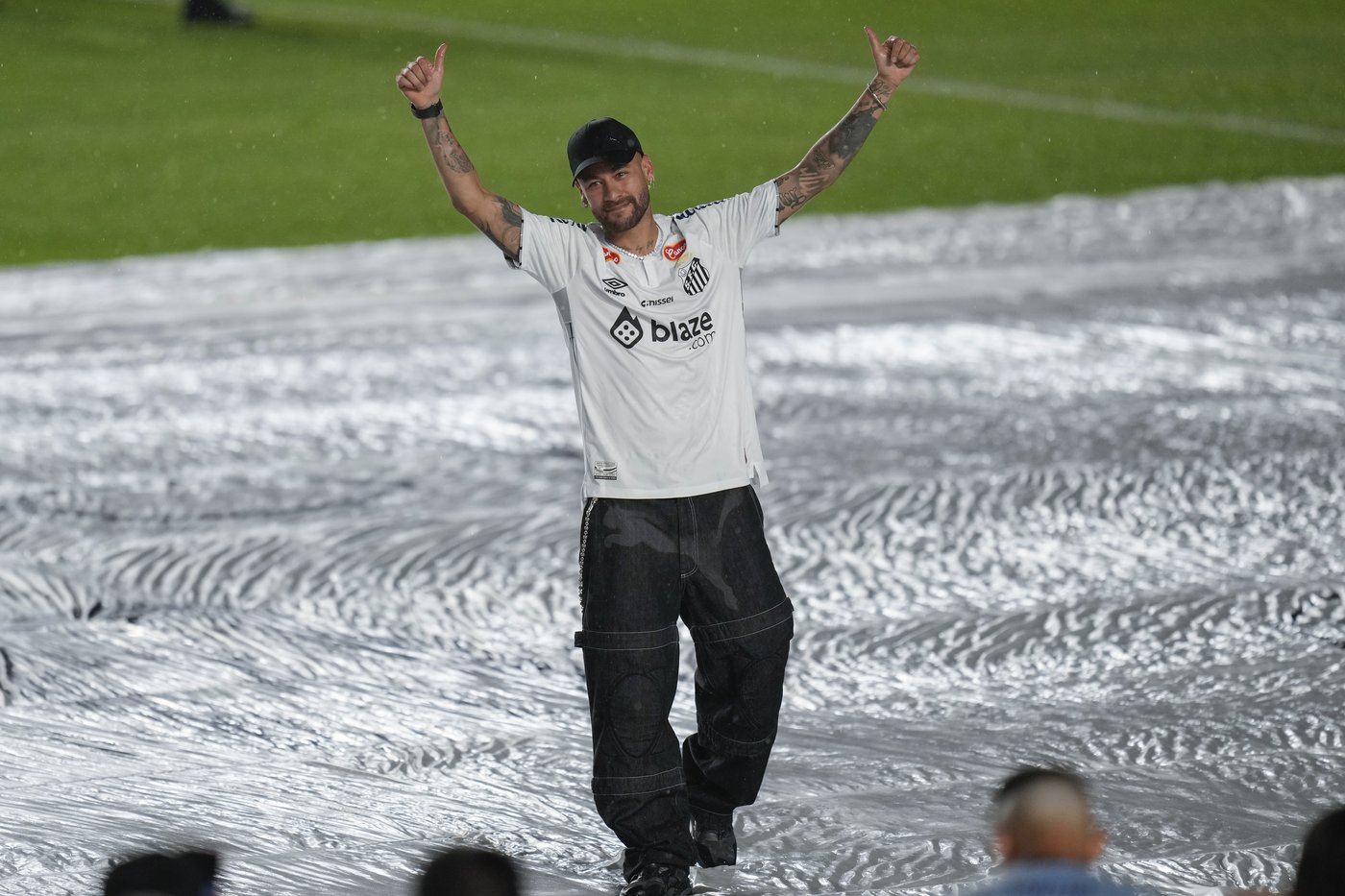 Welcome home Neymar! The Brazilian star returns to his boyhood club and everyone's celebrating | iNFOnews.ca