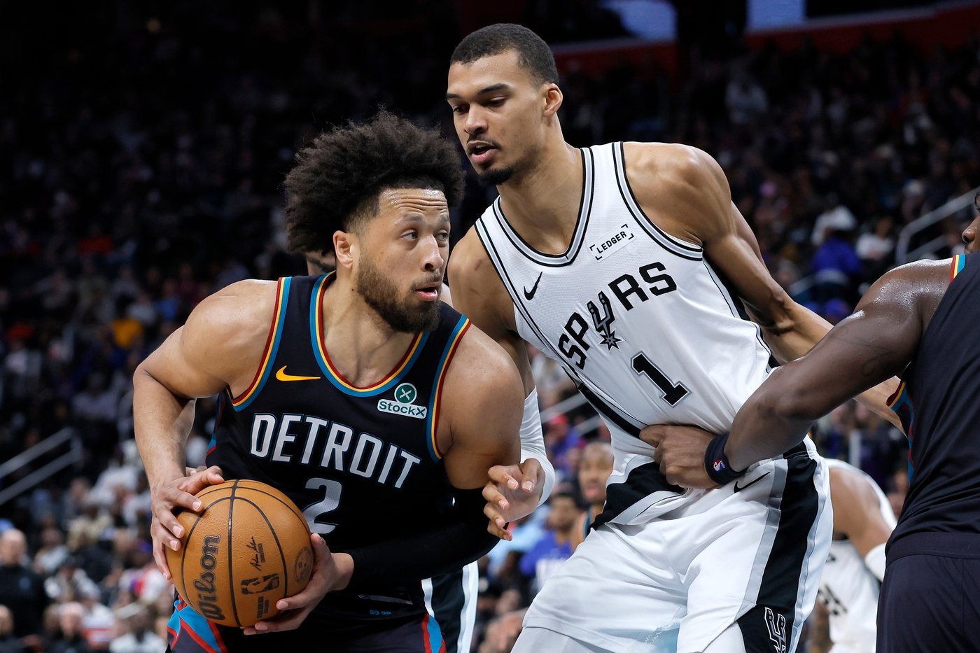 Tempers flare in Spurs-Pistons game in a matchup of 2 of NBA's top teams | iNFOnews.ca