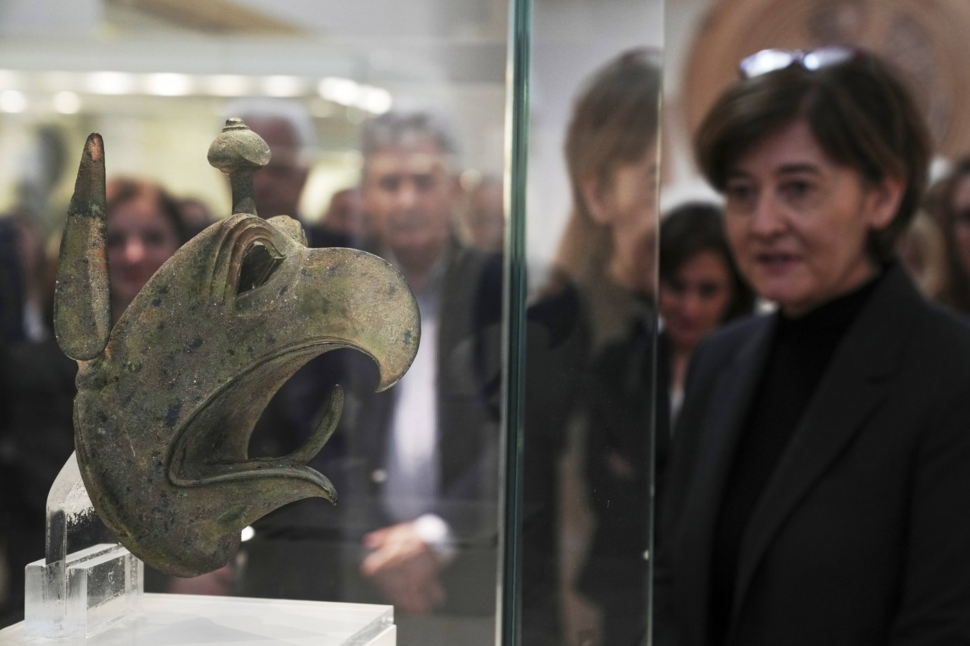 An ancient bronze griffin head is returned to Greece from New York in a major repatriation move | iNFOnews.ca