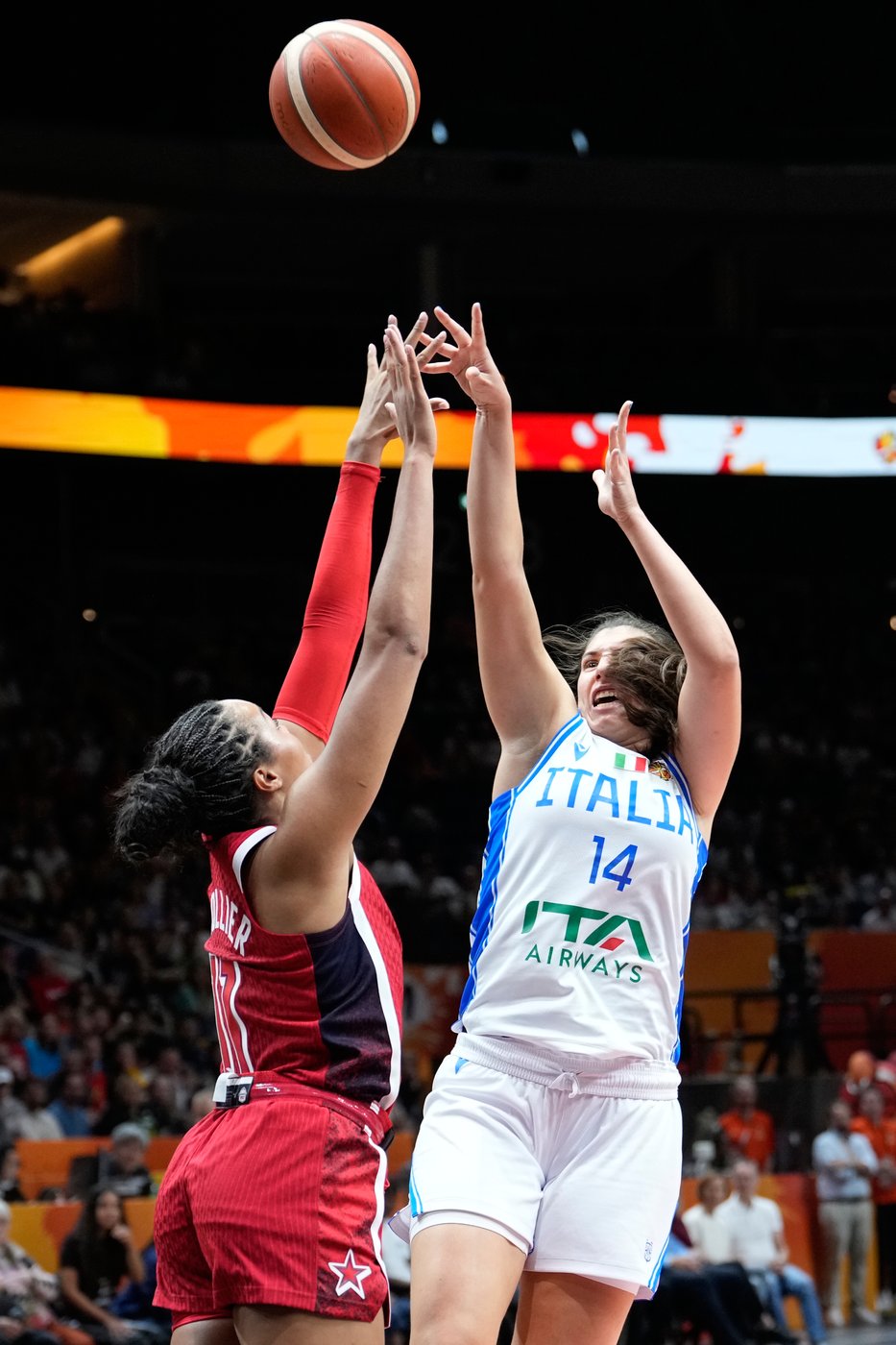 Jackie Young leads a gritty US escape in a tight 55-52 women's World Cup win over Italy | iNFOnews.ca Jackie Young leads a gritty US escape in a tight 55-52 women's World Cup win over Italy | iNFOnews.ca