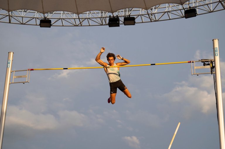 Mondo Duplantis relishes win at lakeside pole vault event and just misses world record | iNFOnews.ca