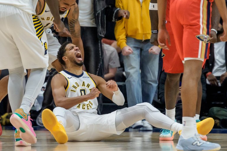 Haliburton makes an emotional return from his injury and leads the Pacers to an opening-night win | iNFOnews.ca