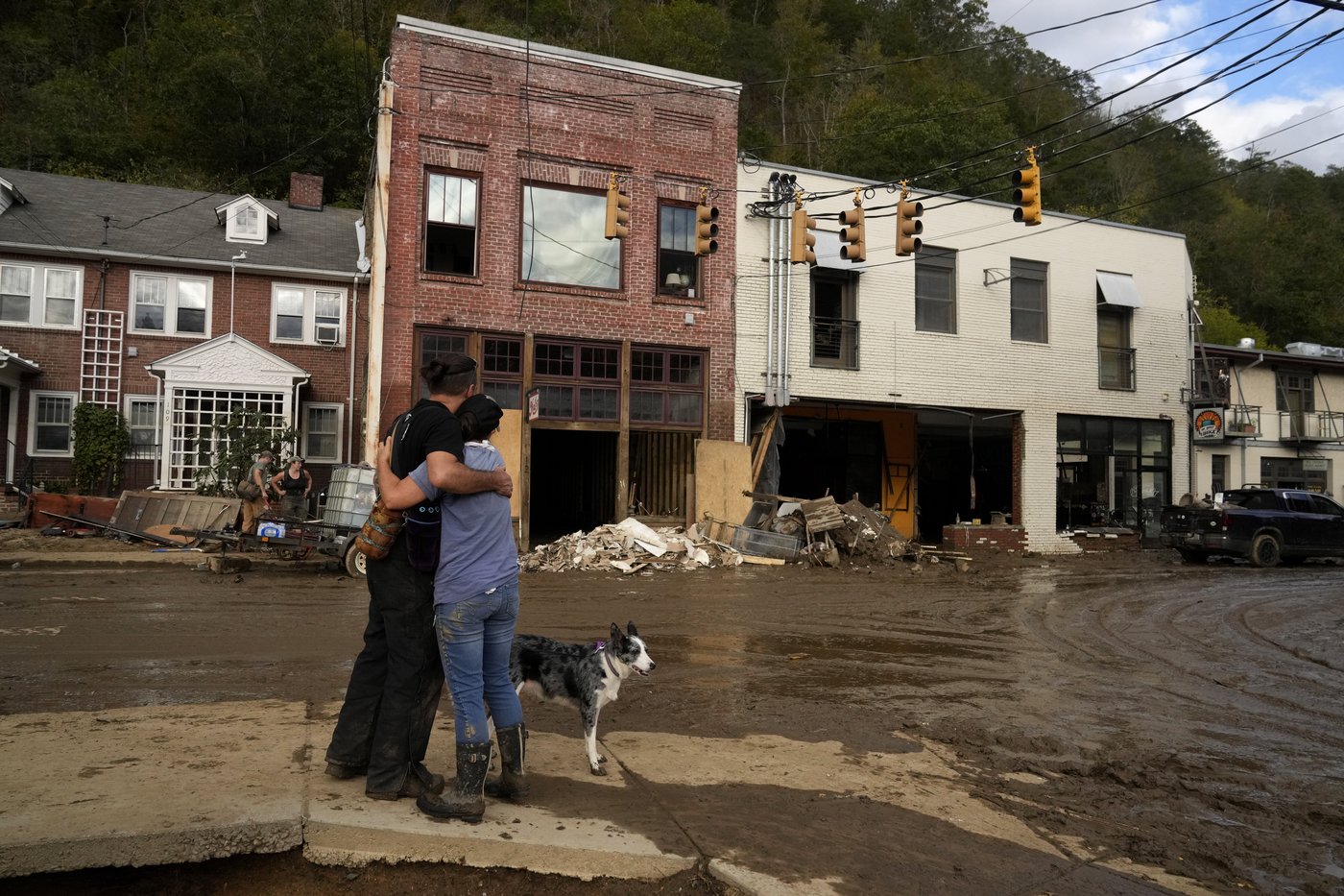 Southerners stay in touch the old-fashioned way after Helene cuts roads, power, phones | iNFOnews.ca