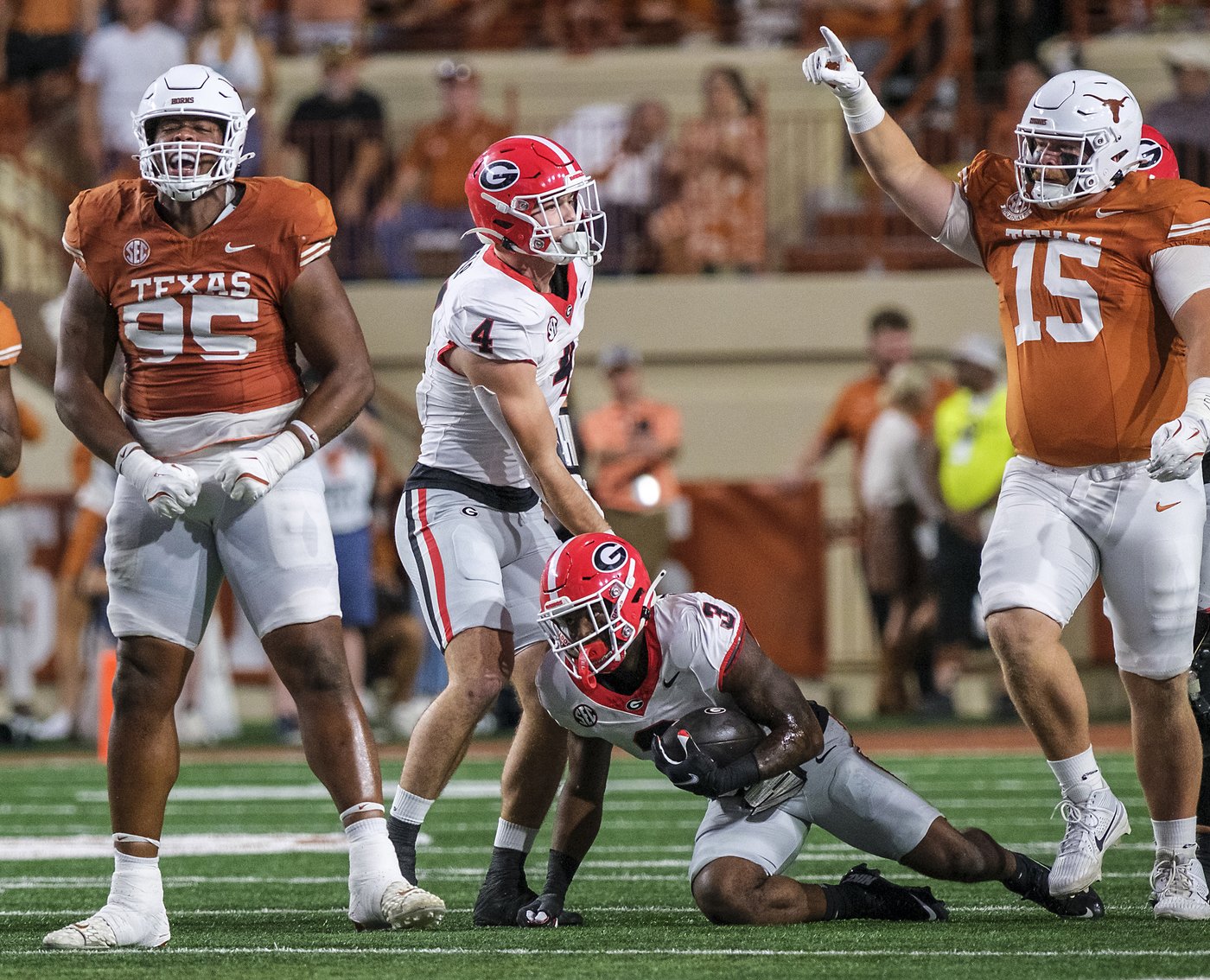 No. 5 Georgia knocks off No. 1 Texas 30-15, with Etienne running for 3 TDs | iNFOnews.ca