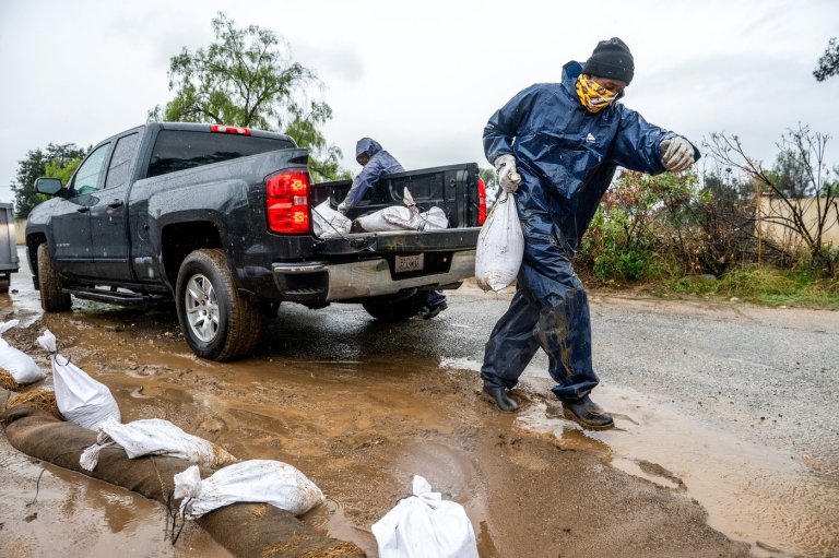 Atmospheric river hits Southern California with risks of flash floods in fire-ravaged areas, coast | iNFOnews.ca