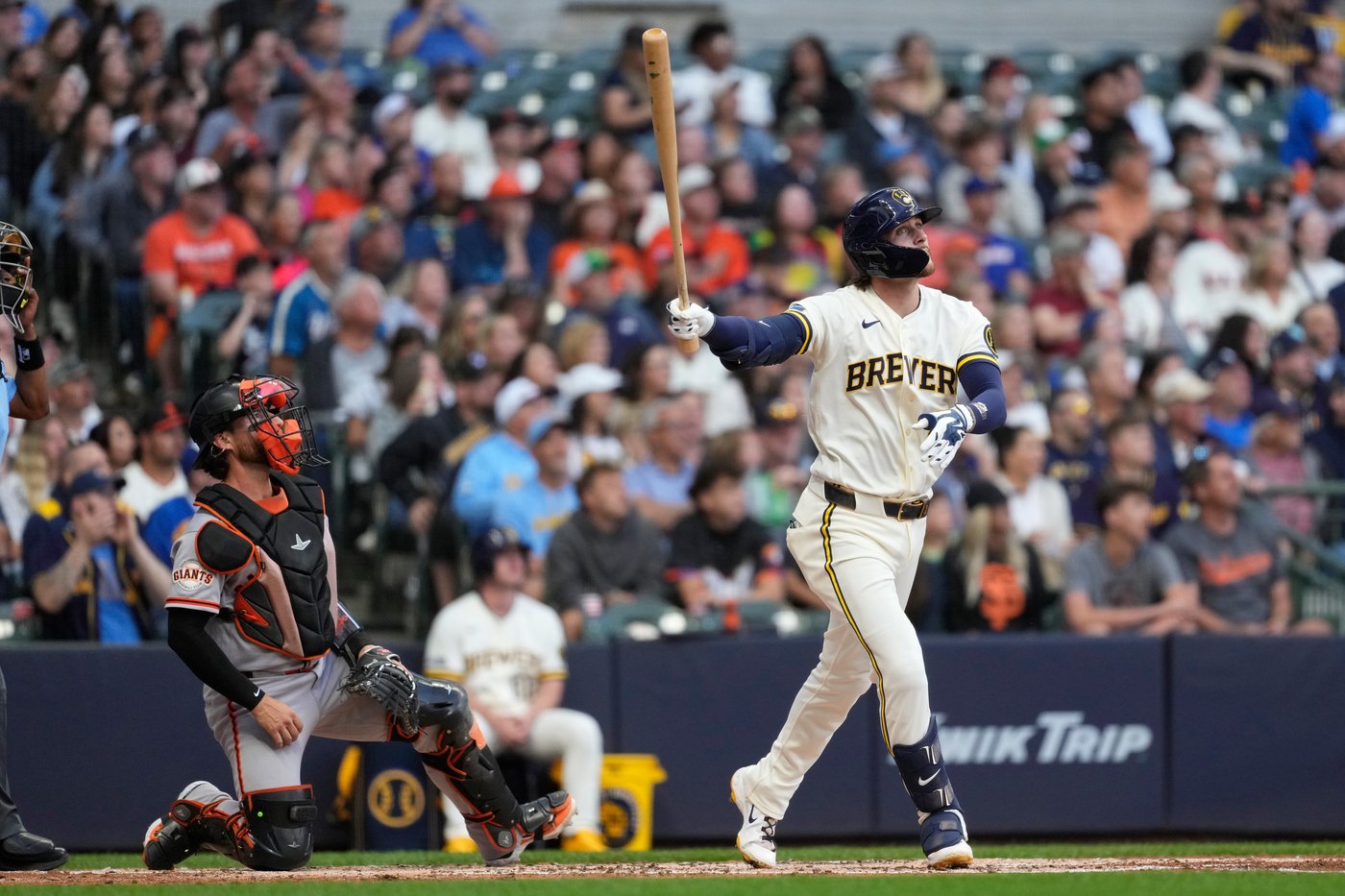 Brice Turang breaks out of his 0-for-21 slump as Brewers trounce Giants 16-2 | iNFOnews.ca