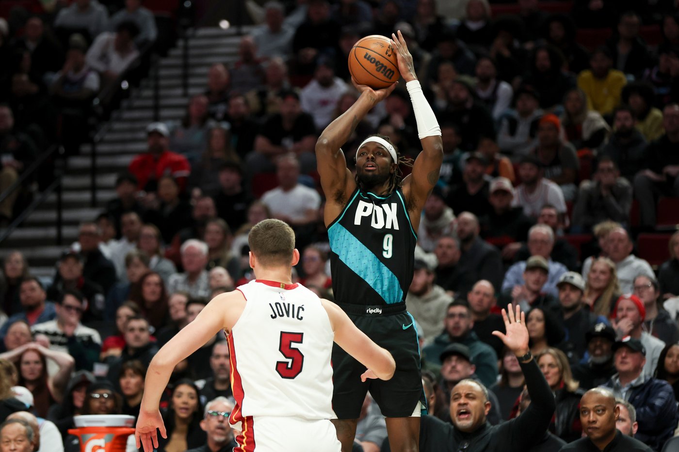 Sharpe scores 27 points as Trail Blazers beat Heat 127-110 for 4th straight win | iNFOnews.ca