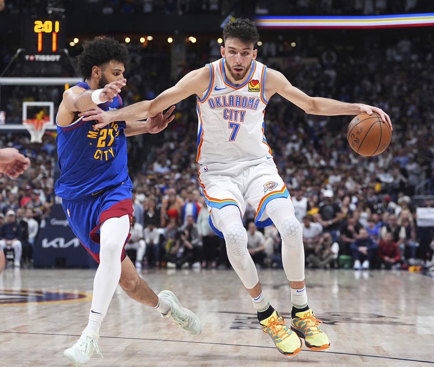 Gilgeous-Alexander hears taunts at end, smiles through them as Thunder fall 113-104 in OT to Nuggets | iNFOnews.ca