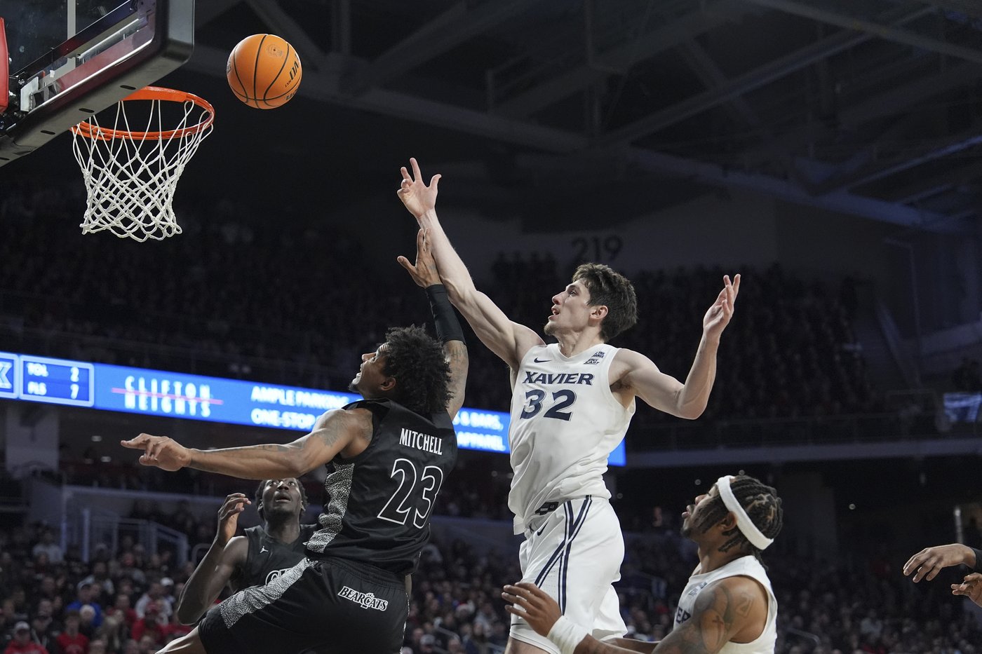No. 22 Cincinnati beats Xavier 68-65 and snaps a 5-game losing streak against its crosstown rival | iNFOnews.ca No. 22 Cincinnati beats Xavier 68-65 and snaps a 5-game losing streak against its crosstown rival | iNFOnews.ca