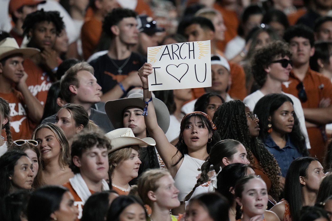 No. 1 Texas keeps rolling behind Manning and Blue and routs ULM 51-3 in last game before SEC play | iNFOnews.ca
