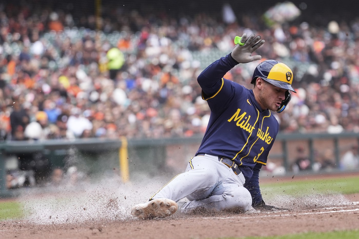 Yastrzemski and Chapman homers help Giants rally past the Brewers 6-5 | iNFOnews.ca