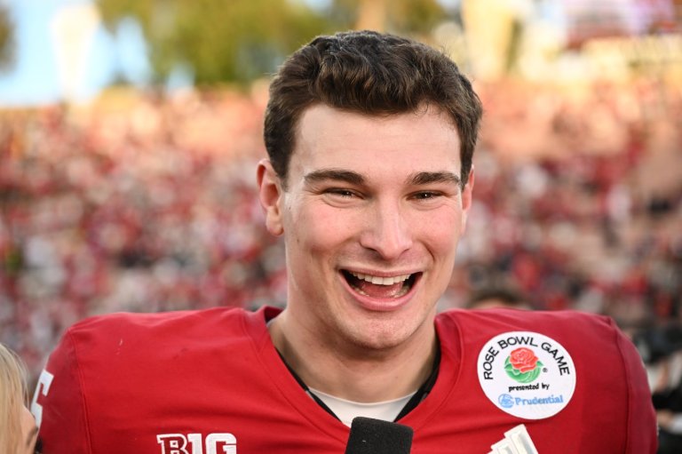 Quarterbacks Moore and Mendoza faceoff again when Oregon plays Indiana in the CFP semis | iNFOnews.ca