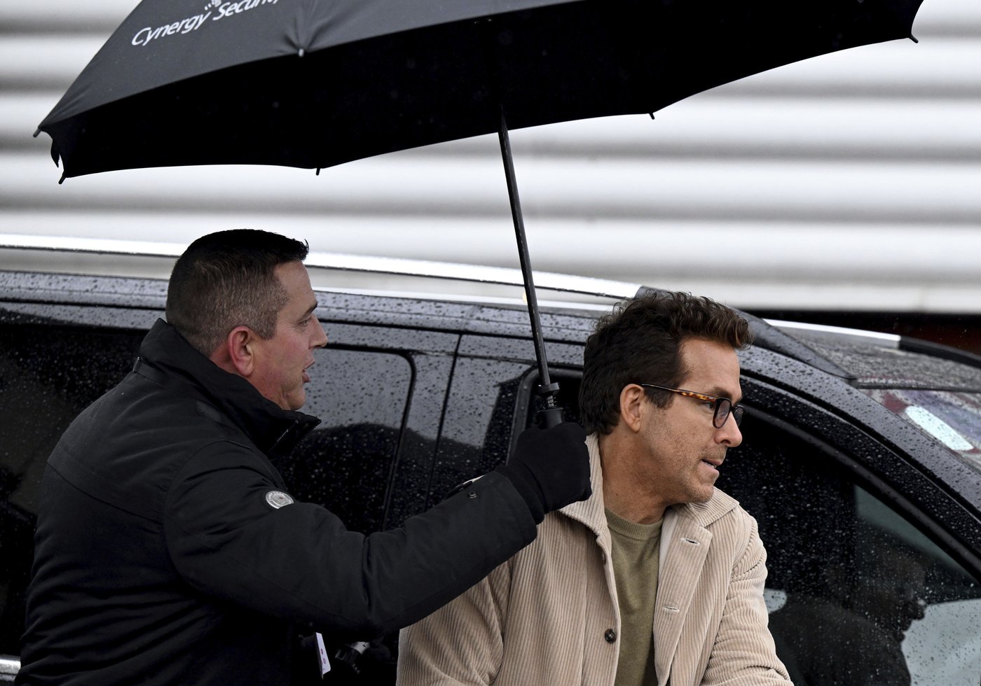 Reynolds gives Wrexham locals early Christmas gifts and watches team play with famous guests | iNFOnews.ca