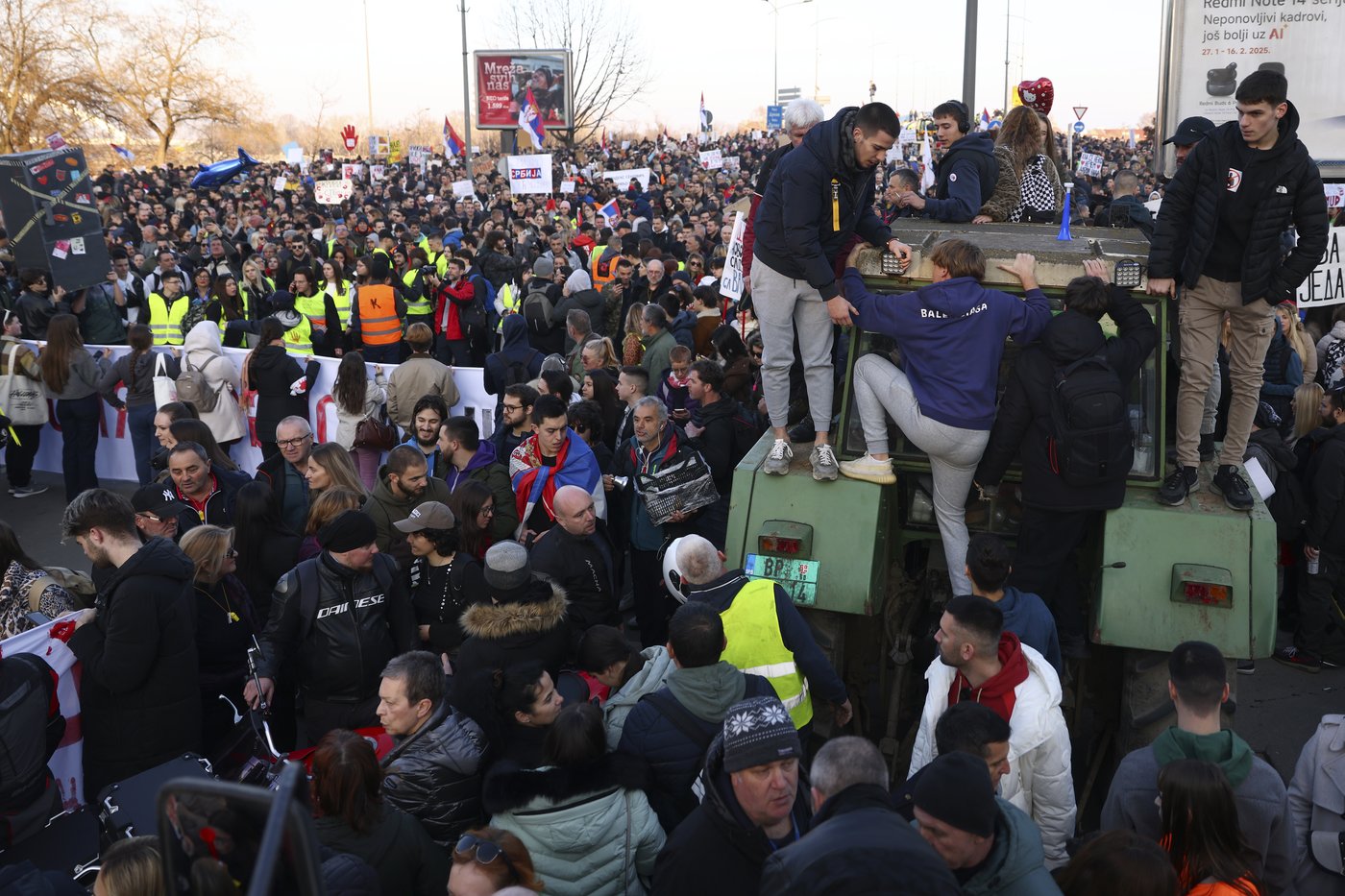 Serbia's students lead Danube bridge blockades as protest draws tens of thousands calling for change | iNFOnews.ca