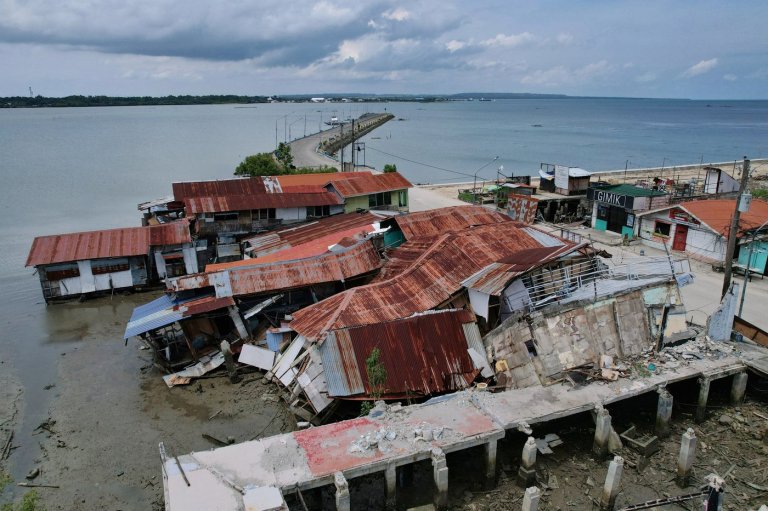 Typhoon blows into Philippines, complicating disaster response after quake and storms | iNFOnews.ca