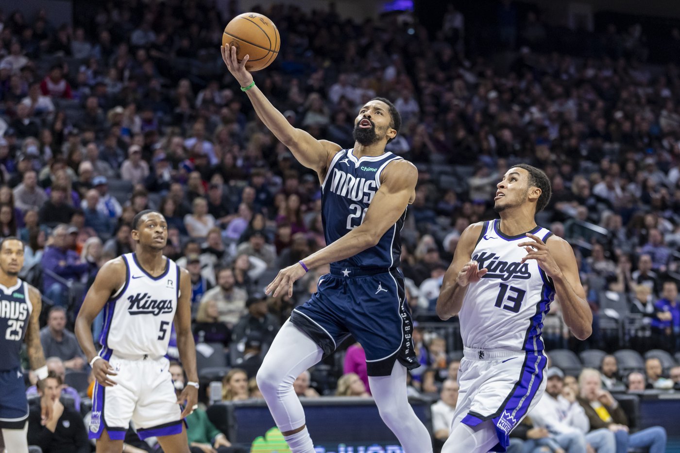 Fox has 33 points, Kings beat Mavericks 110-100 as Christie wins first after becoming interim coach | iNFOnews.ca