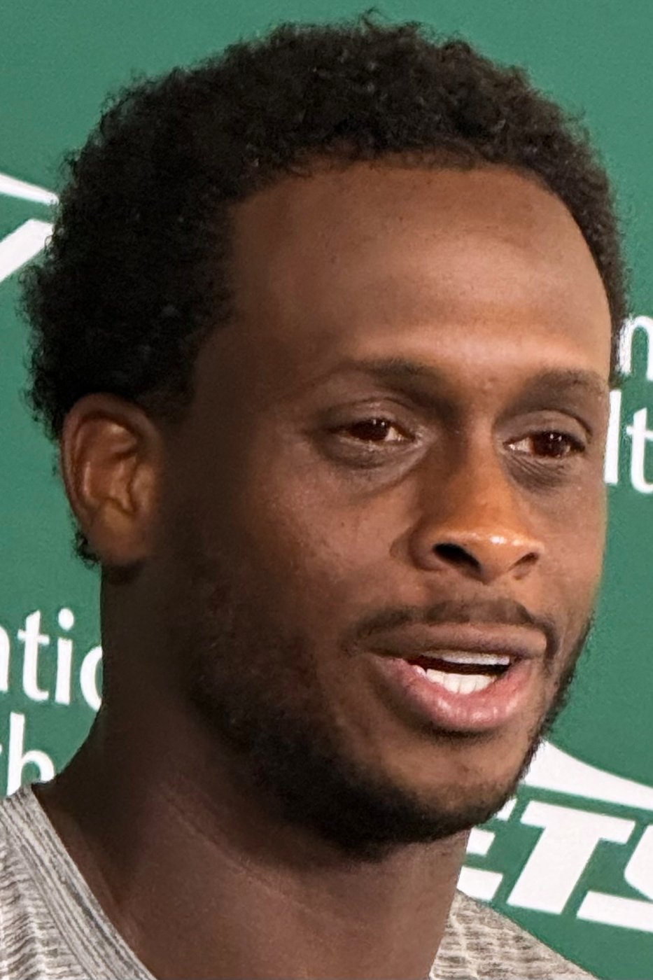 Geno Smith’s red, sun glare-tackling contacts are a sight to see at Jets camp | iNFOnews.ca