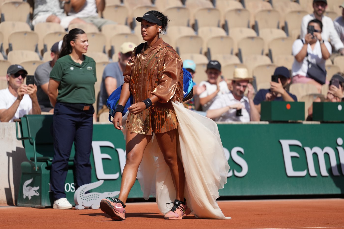 Naomi Osaka's latest French Open fashion ensemble includes an ivory train and gold jacket | iNFOnews.ca Naomi Osaka's latest French Open fashion ensemble includes an ivory train and gold jacket | iNFOnews.ca