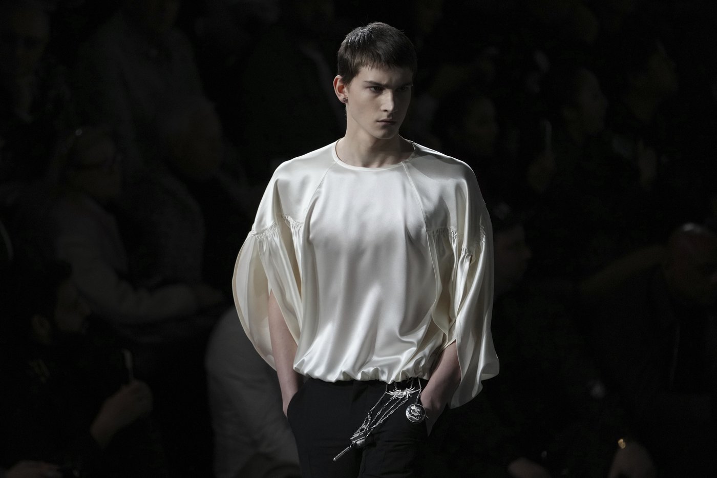 Kim Jones sharpens VIP-filled Dior men's fashion with a structured, masculine recalibration | iNFOnews.ca Kim Jones sharpens VIP-filled Dior men's fashion with a structured, masculine recalibration | iNFOnews.ca