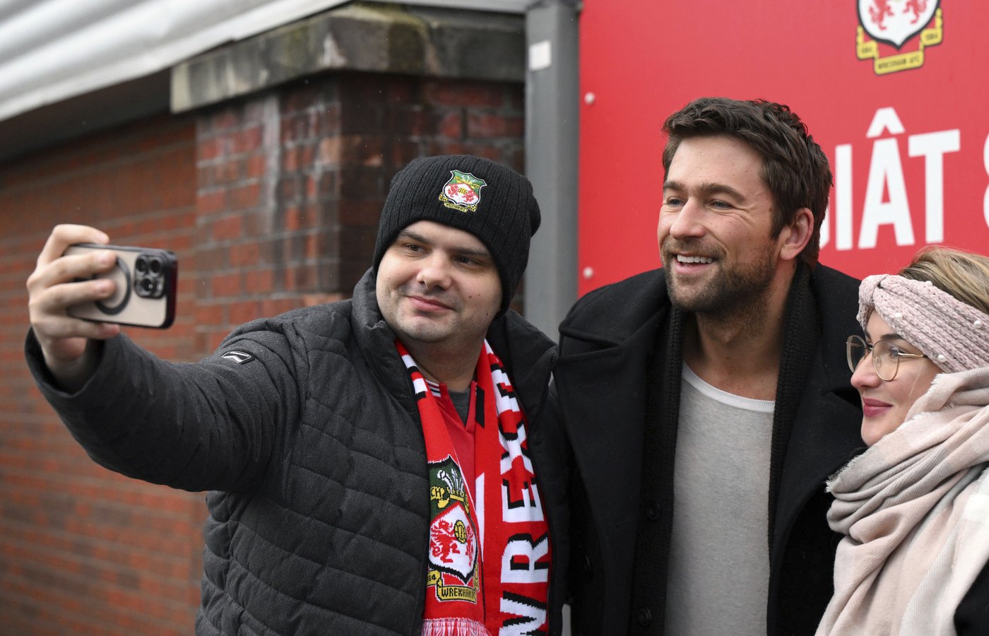 Reynolds gives Wrexham locals early Christmas gifts and watches team play with famous guests | iNFOnews.ca