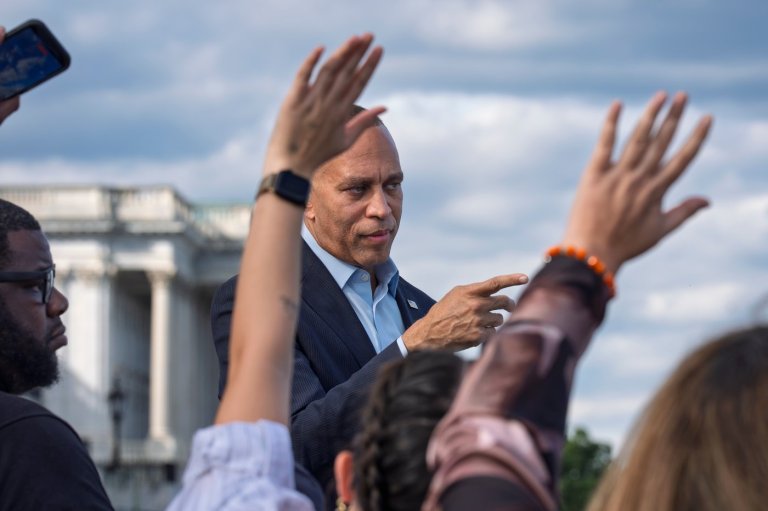 Jeffries says House Democrats reaching to flip Trump districts in attempt to repeat their 2018 sweep | iNFOnews.ca