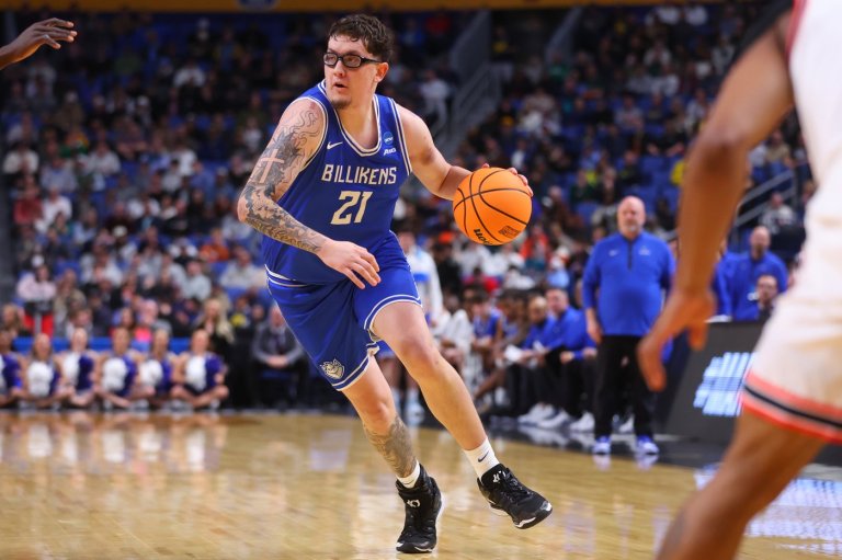 With thick goggles and colorful nicknames, Robbie Avila is leading Saint Louis in March Madness | iNFOnews.ca