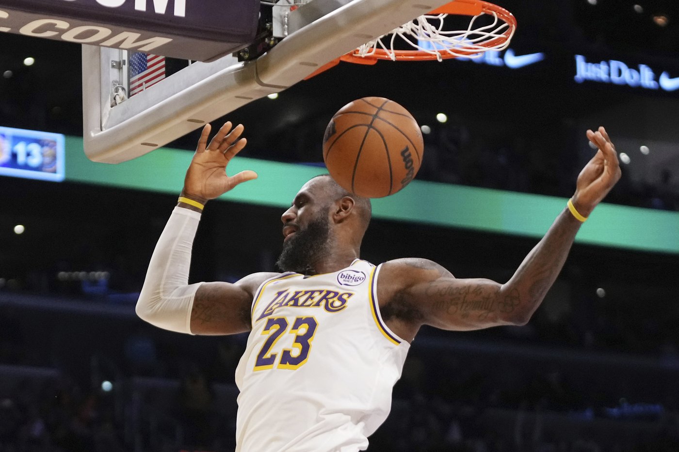 Jokic score 34, Porter adds 24 as Nuggets use strong second half to beat Lakers 127-102 | iNFOnews.ca