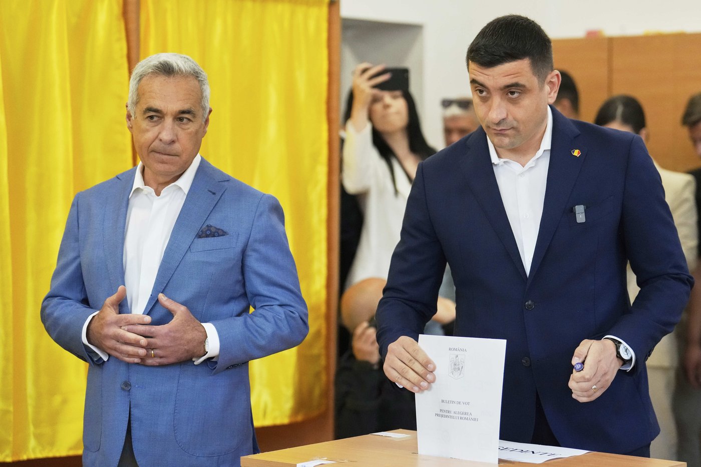 Romania's hard-right candidate will face a pro-EU reformist in presidential runoff | iNFOnews.ca