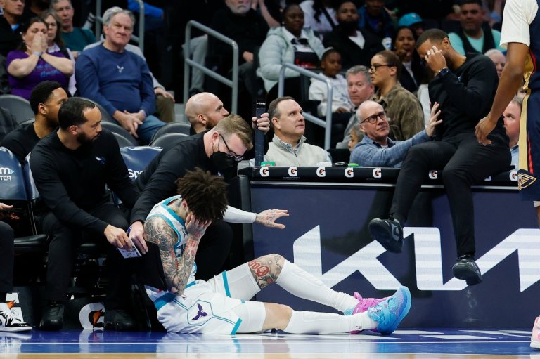 LaMelo Ball leaves game against Pelicans briefly, returns after collision with coach | iNFOnews.ca