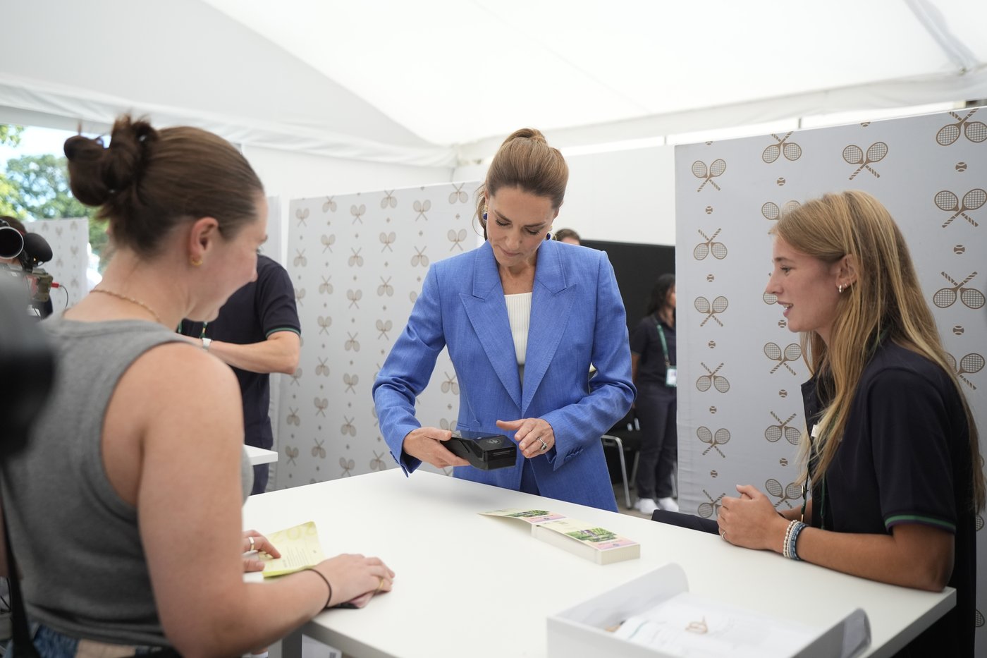 Princess Kate greets fans at Wimbledon and sits next to Andy Murray to watch the tennis | iNFOnews.ca