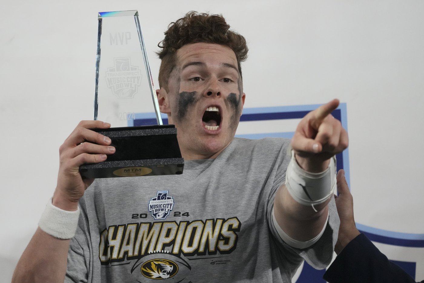 No. 23 Missouri rallies from 10 down, beats Iowa 27-24 in the Music City Bowl | iNFOnews.ca No. 23 Missouri rallies from 10 down, beats Iowa 27-24 in the Music City Bowl | iNFOnews.ca