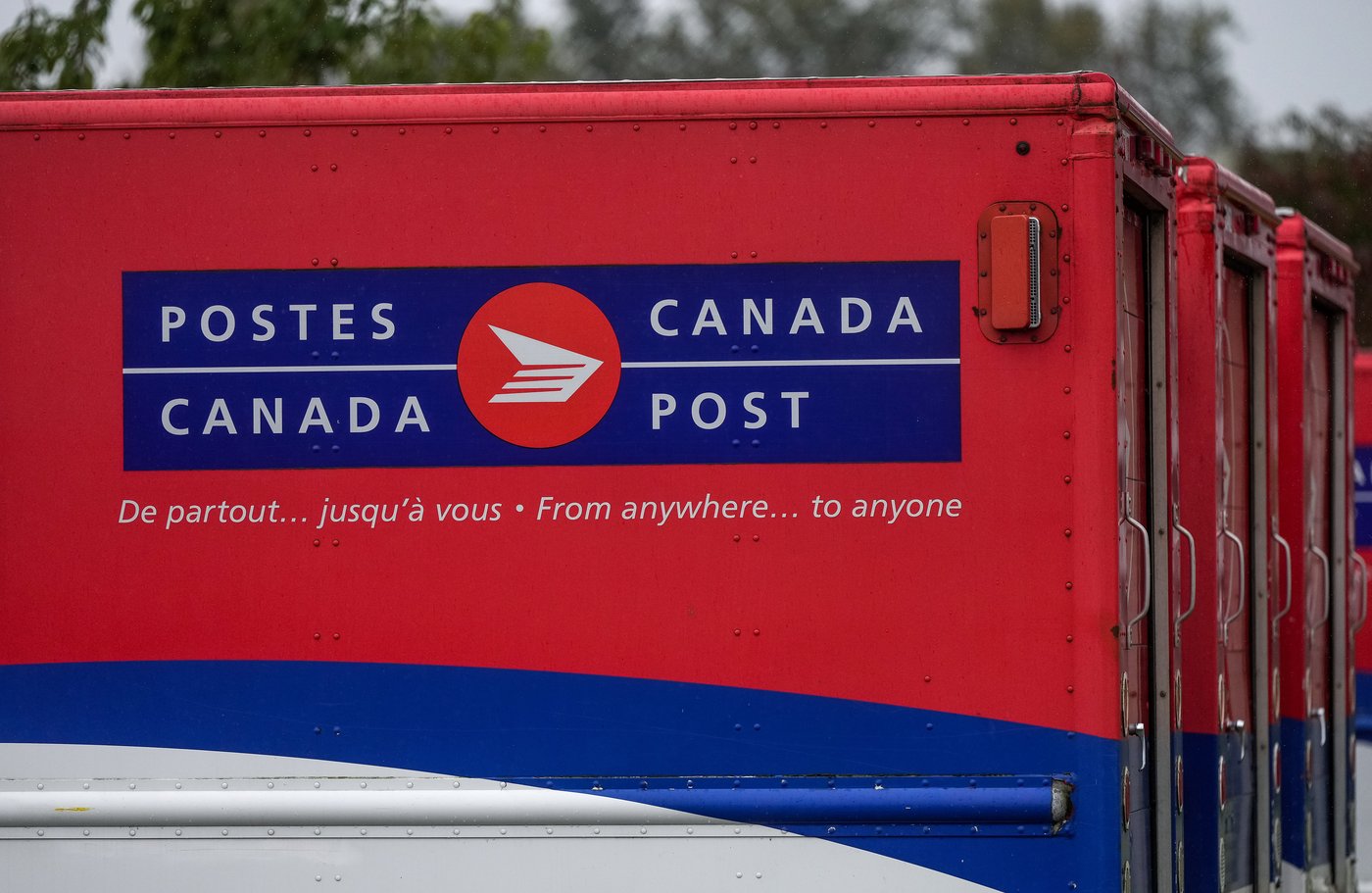 Feds greenlight $673 million to keep Canada Post afloat this year | iNFOnews.ca