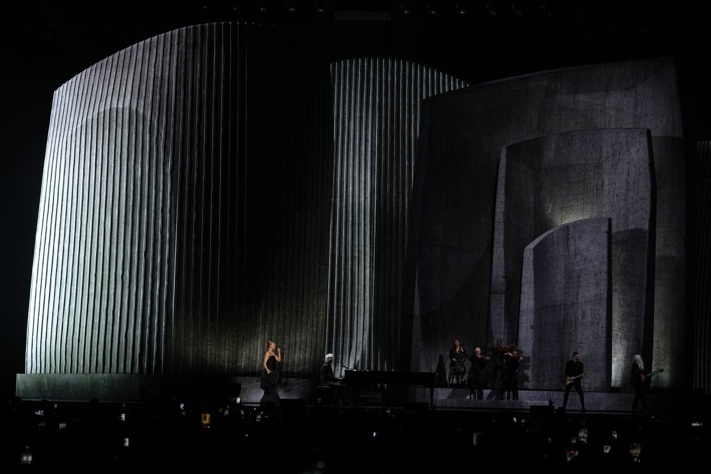 Céline Dion makes emotional return to concert stage after nearly six years | iNFOnews.ca