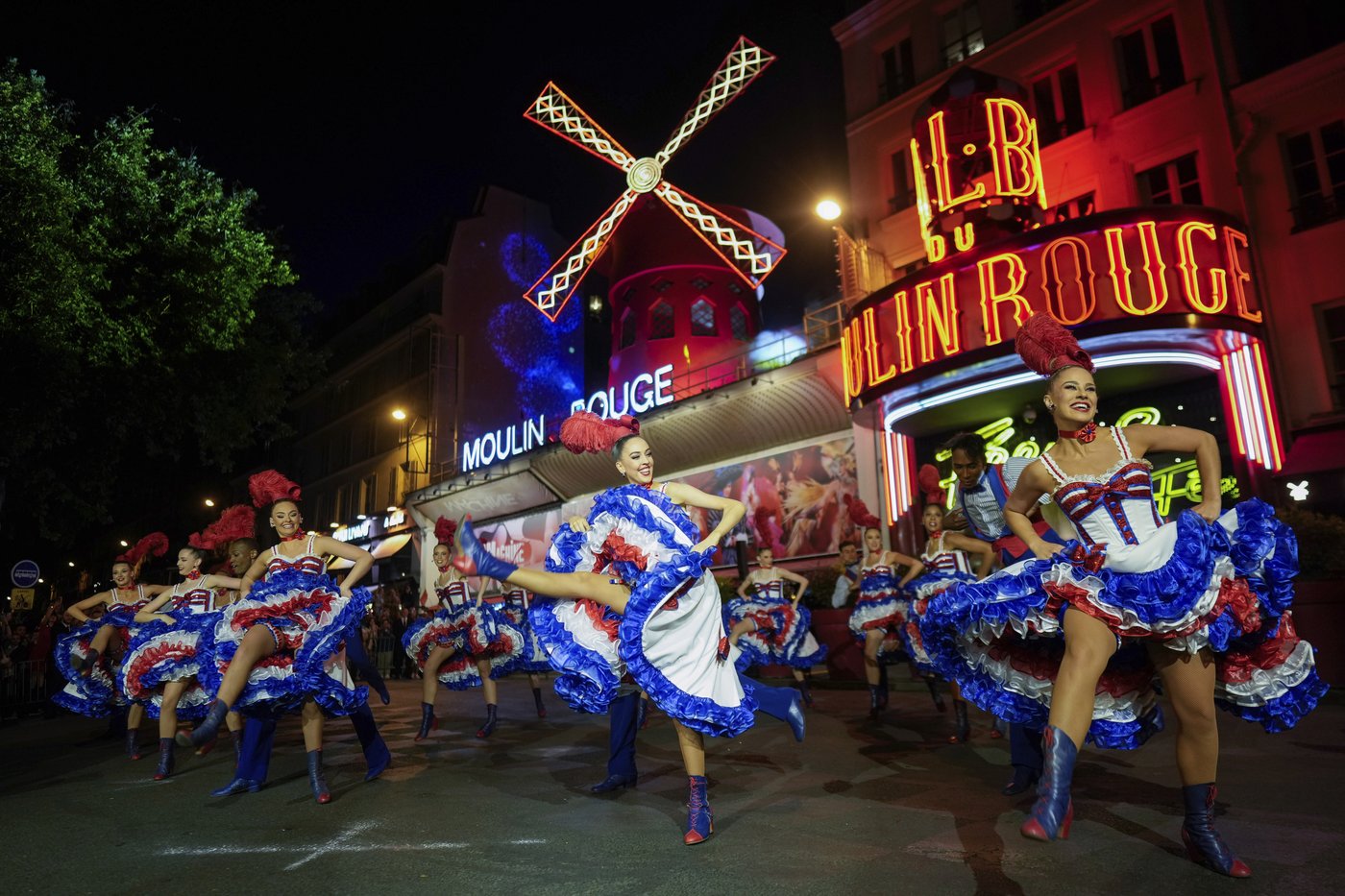 Moulin Rouge's red windmill sails restored and turning again | iNFOnews.ca