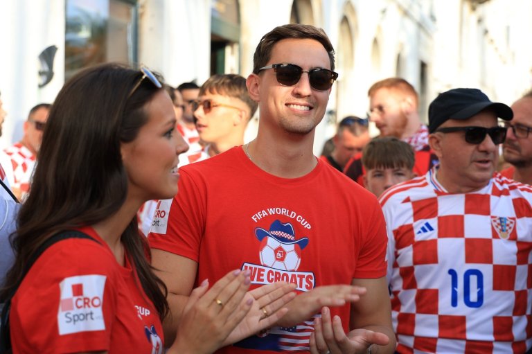 US newlyweds tour Croatia after fans photobomb their wedding shoot | iNFOnews.ca