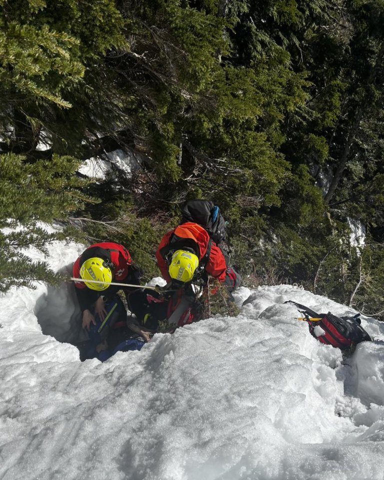 Two hikers among group of 14 rescued from B.C. mountain, one in critical condition | iNFOnews.ca