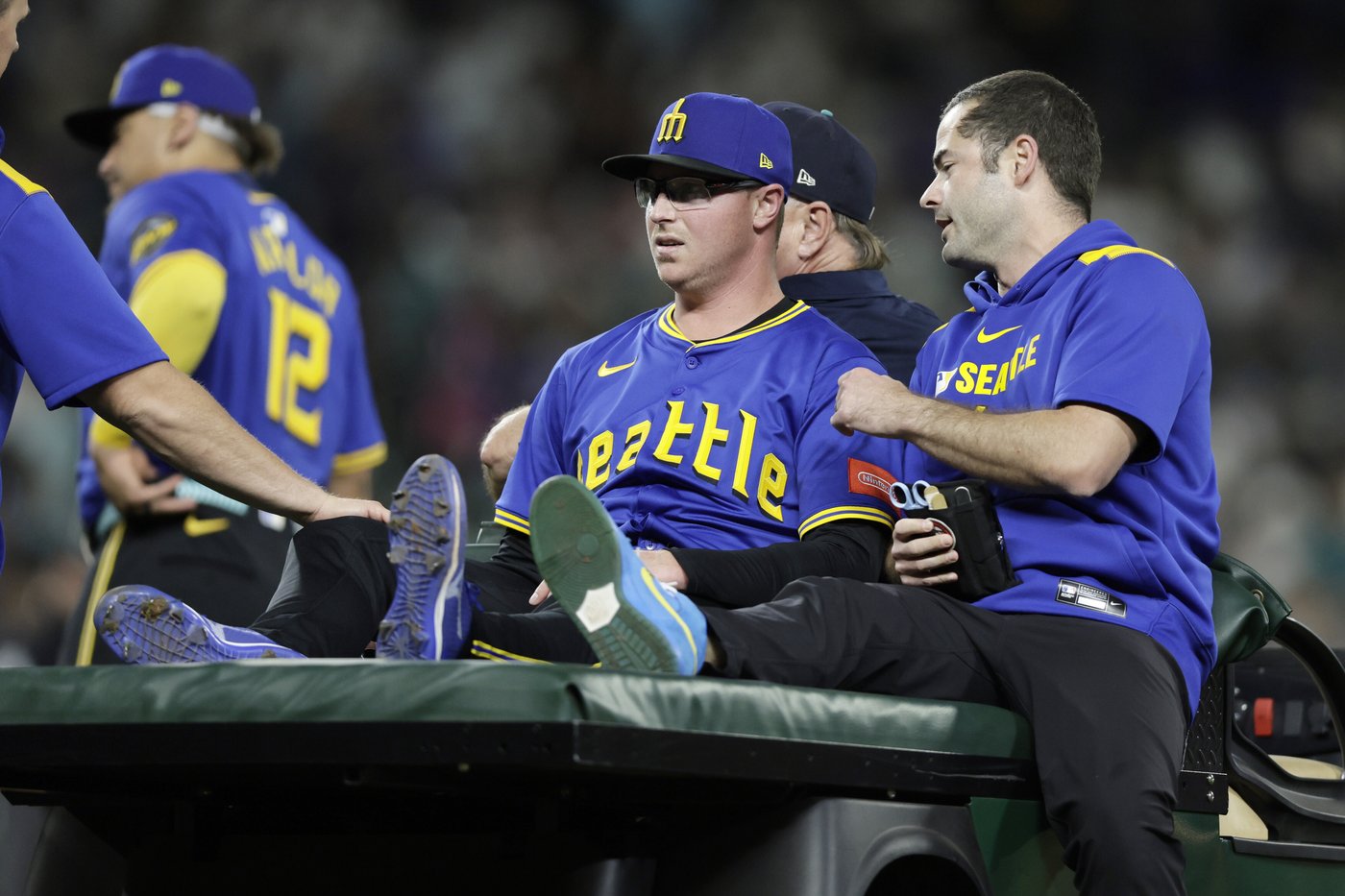 Mariners reliever Trent Thornton carted off field after injury coming off mound in 9th inning | iNFOnews.ca
