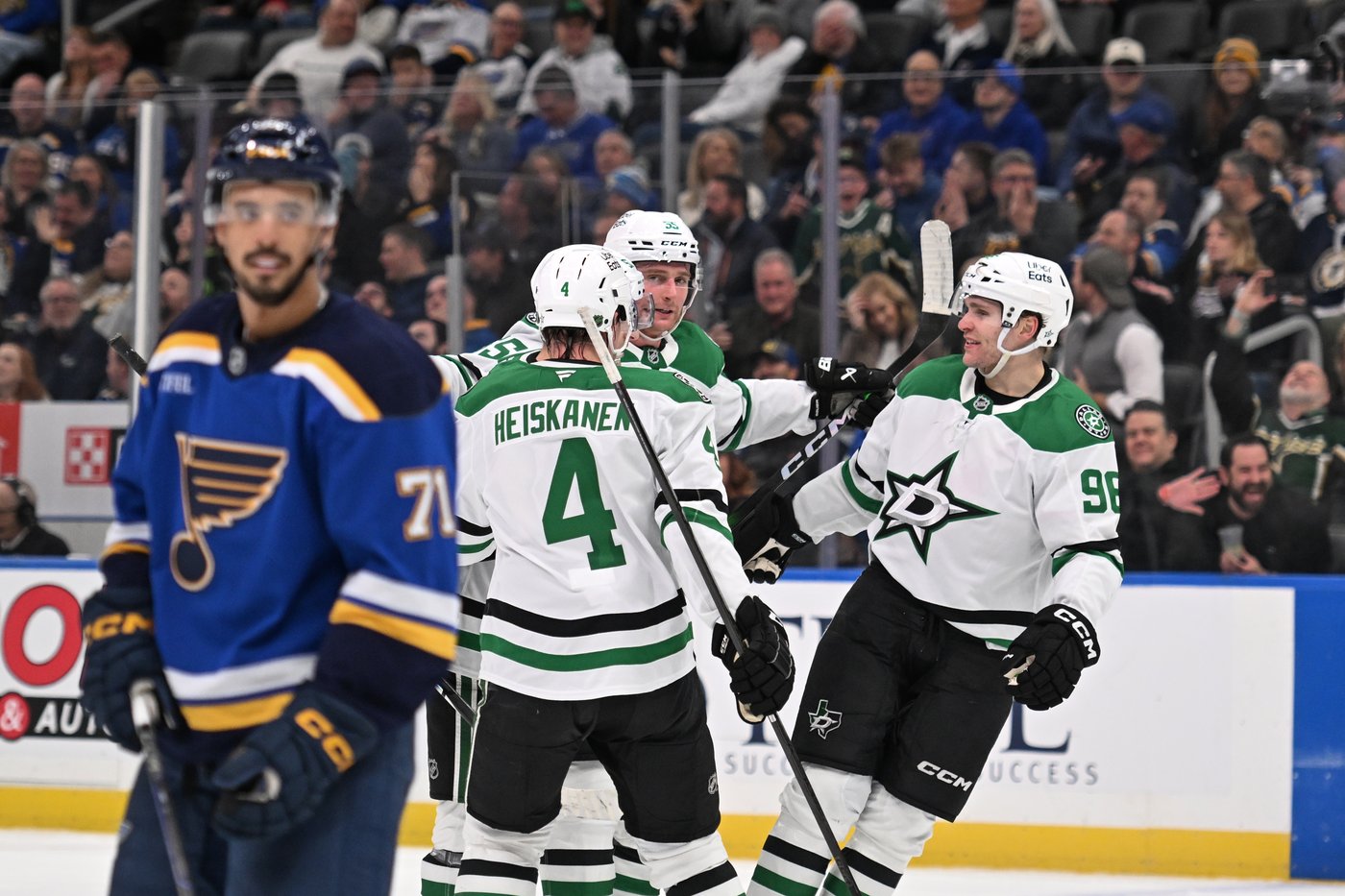 Harley's late goal lifts Stars past Blues, 4-3 | iNFOnews.ca