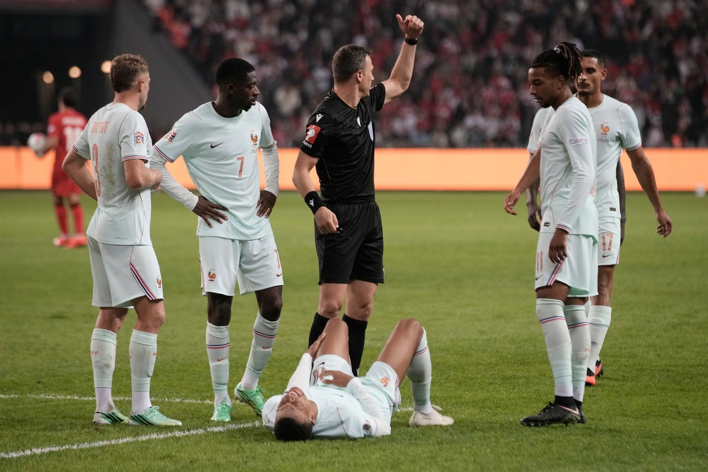 Mbappé limps off with knee injury after scoring for France against Turkey and will leave squad | iNFOnews.ca Mbappé limps off with knee injury after scoring for France against Turkey and will leave squad | iNFOnews.ca