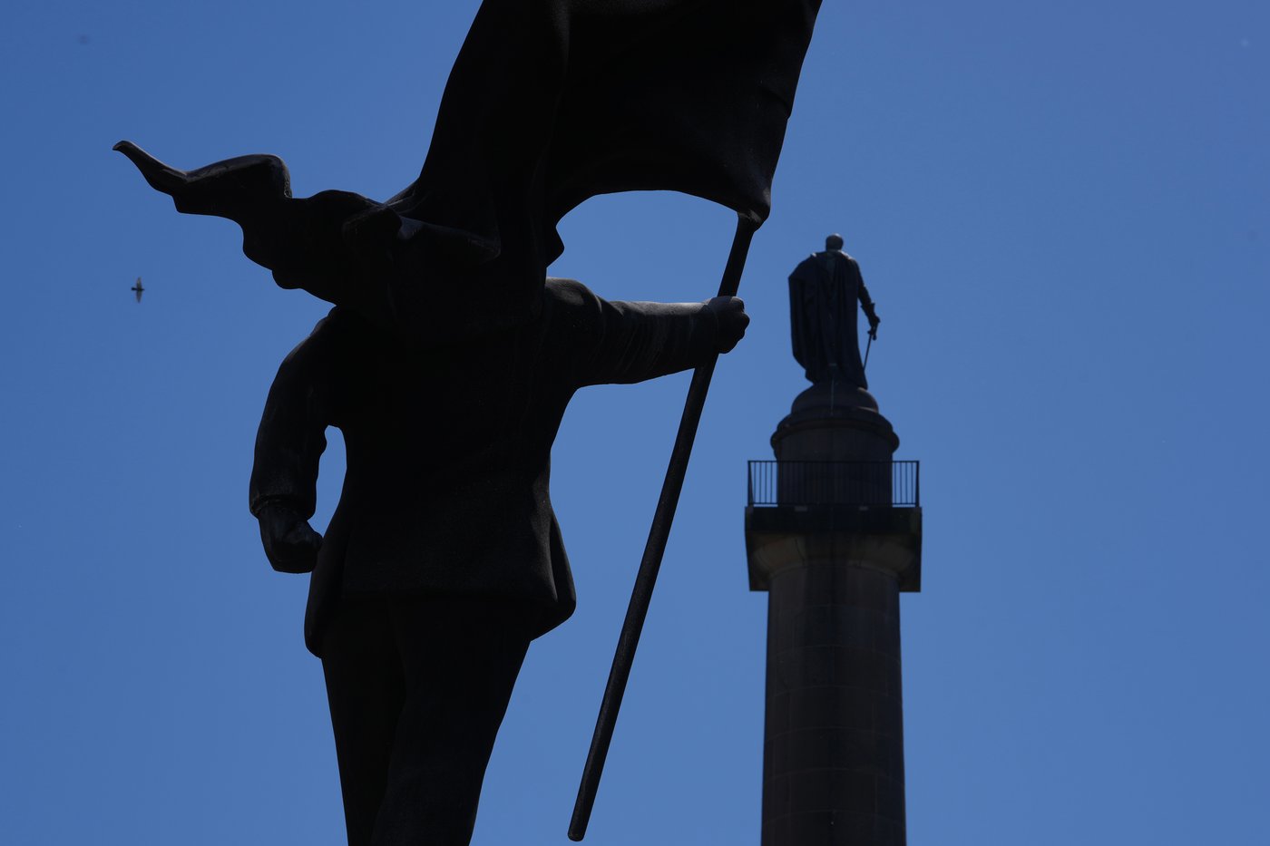 Banksy confirms a new statue in central London of a man blinded by a flag is his work | iNFOnews.ca Banksy confirms a new statue in central London of a man blinded by a flag is his work | iNFOnews.ca