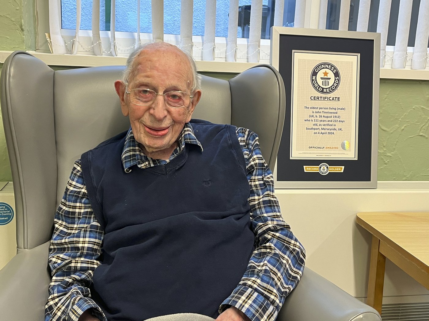 The world's oldest man has died in England at 112 | iNFOnews.ca
