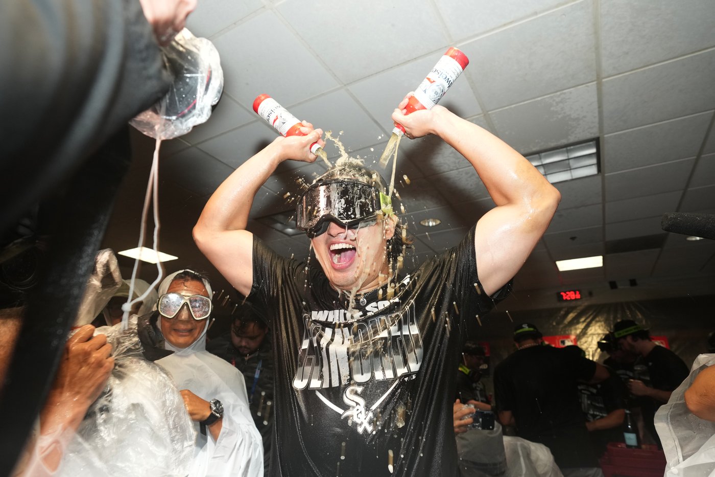 White Sox pounce early, finish sweep of Astros for first playoff series win since 2005 | iNFOnews.ca