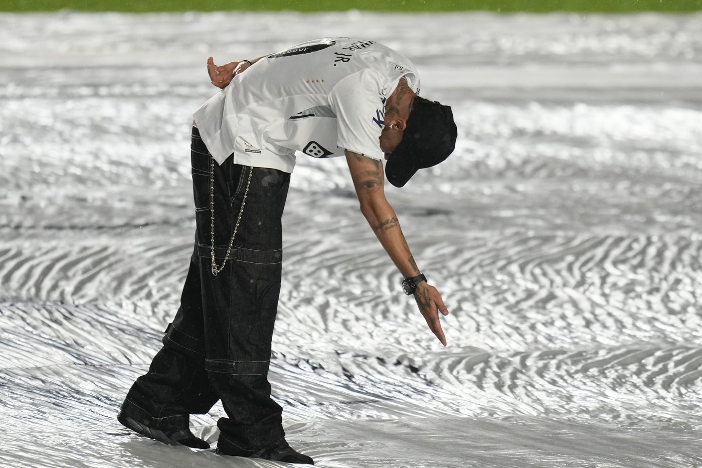 Welcome home Neymar! The Brazilian star returns to his boyhood club and everyone's celebrating | iNFOnews.ca