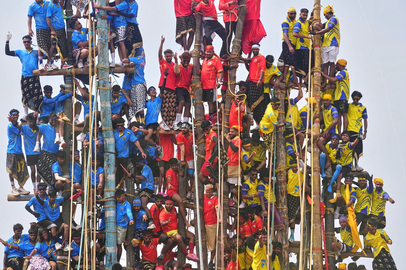 Villagers compete to erect huge bamboo poles at an Indian folk festival, in photos | iNFOnews.ca