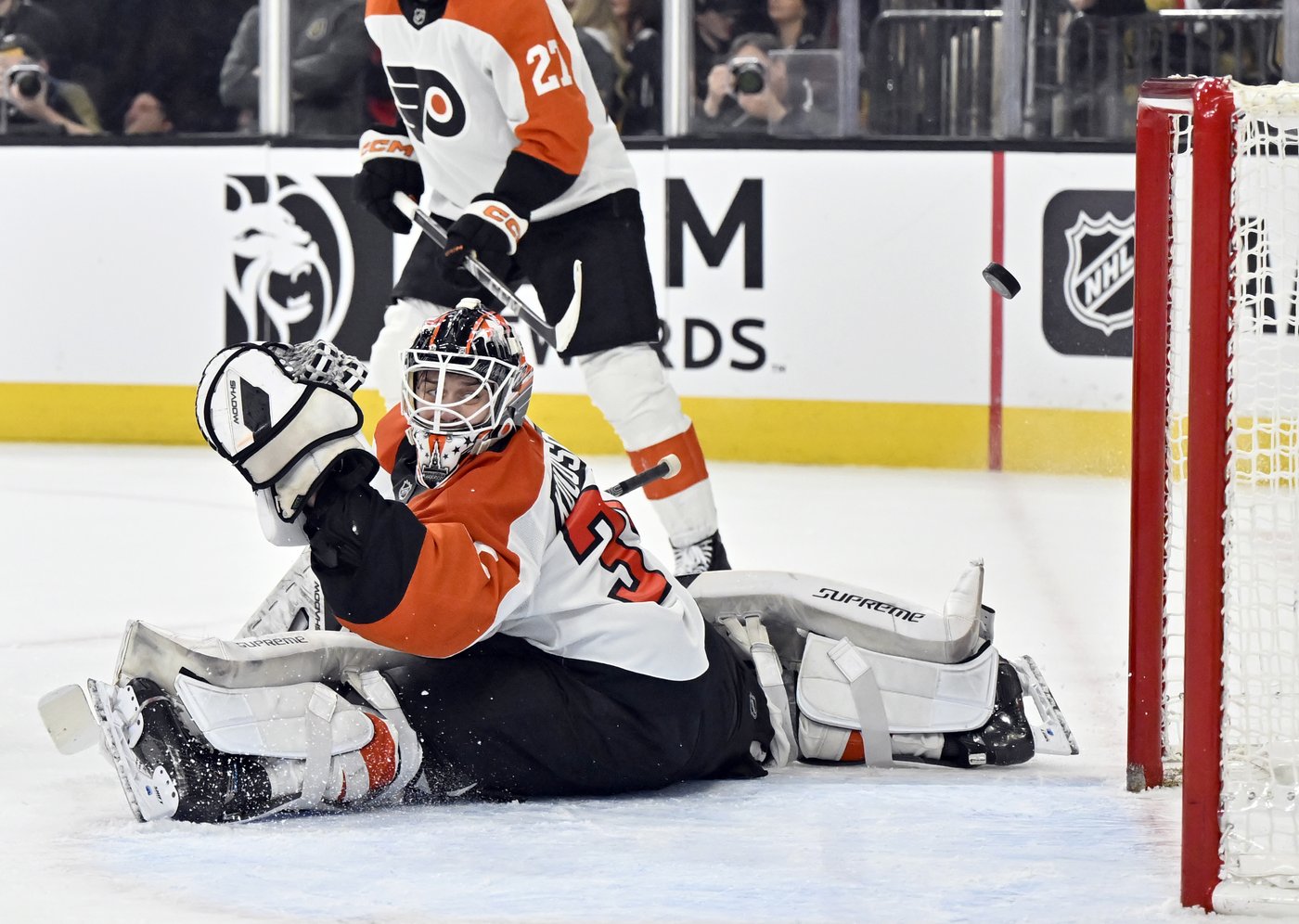 Golden Knights score 3 in 2nd period and beat Flyers 5-2 | iNFOnews.ca